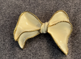 Pretty Vintage B.S.K. Brooch Pin Bow Crème Enamel &amp; Gold Backing &amp; Trim - £10.10 GBP