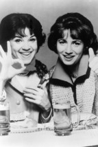 Laverne &amp; Shirley 24x18 Poster Cindy Williams Penny Marshall - £18.66 GBP