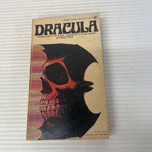 Dracula Horror Paperback Book by Bram Stroker from Signet Books 1965 - £14.46 GBP