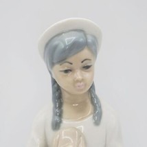 Casades Spagna Statuina di Porcellana Giovane Girl W/Codini 9 &quot; Alto - £53.17 GBP