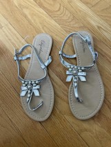 Stylish Paprika Silver Flat Sandals with Beaded Bow - Size 8 - $276.79 MXN