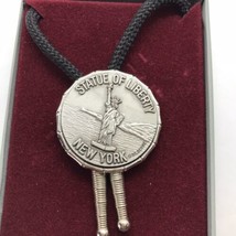 Vintage Statue of Liberty Bolo Tie Silberne Pewter Original Box Rockabilly - £19.34 GBP