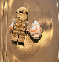 LEGO Star Wars BB8 and Rey Minifigure from Rey&#39;s Speeder 75099 DAMAGED REY - $238.50 MXN