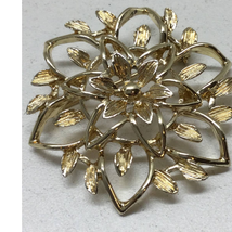 Vintage 1962 Sarah Coventry Peta-Lure Gold Tone Floral Flower Round Brooch 1.75&quot; - £7.89 GBP