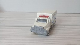 Matchbox MB679 2005 Ambulance Seguridad #679 - $1.89