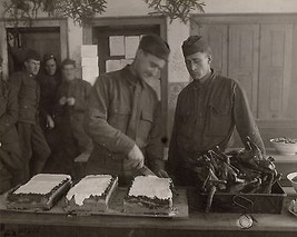 Cooks of 8th US Field Signal Battalion prepare Christmas dinner WWI Phot... - £6.91 GBP+