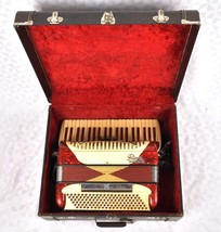 *Rivoli Little Maestro Accordion w/case - $8,632.47 MXN