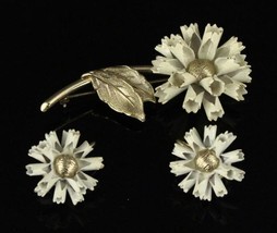 Vintage Costume Jewelry White Enamel Gold Tone Bergere Flower Pin &amp; Earrings - £22.56 GBP