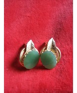 Vintage Gold Tone Leaf Jade Colored Stone Clip on Earrings - £6.81 GBP