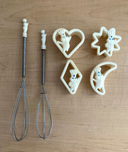 Pillsbury Doughboy Poppin&#39; Fresh 9 &amp; 10&quot; Wire Whisks + 4 Plastic Cookie Cutters - £11.86 GBP