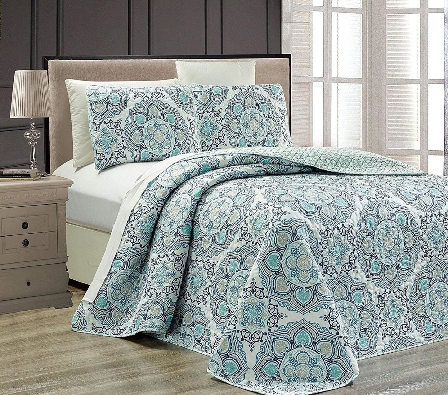 Primary image for New Linen Plus Full/Queen 3 Pc. Reversible Oversized Bedspread Set Medallion
