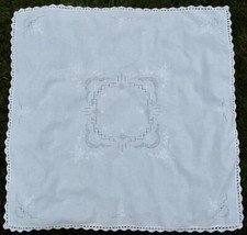 Vtg Tablecloth Hand Embroidered 34&quot; White Pulled Thread Crochet Diner en Blanc - £23.97 GBP