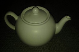 Pristine Made in England White Ceramic Tea Pot With Lid - £19.97 GBP