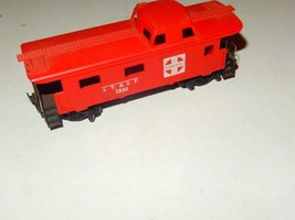 HO- - ATSF CABOOSE-  CAB #7240 - LATCH COUPLERS- GOOD -  W1 - $2.80