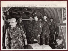 1992 Original Press Photo Belgrade Militaria Britain Army Soldiers Tanjug Prelic - $21.95
