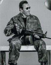 Arnold Schwarzenegger holds sub machine gun The Expendables 8x10 photo - £7.42 GBP