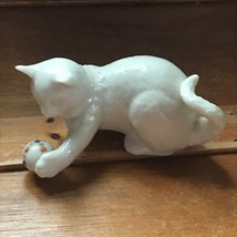 Very Nice Lenox Marked Cream Porcelain Kitty Cat Playing w Christmas Bal... - $19.39