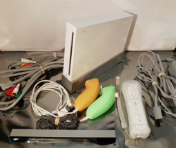 Nintendo Wii RVL-001 (USA) White Game Console Bundle Remote 2 Nunchucks  - £41.13 GBP