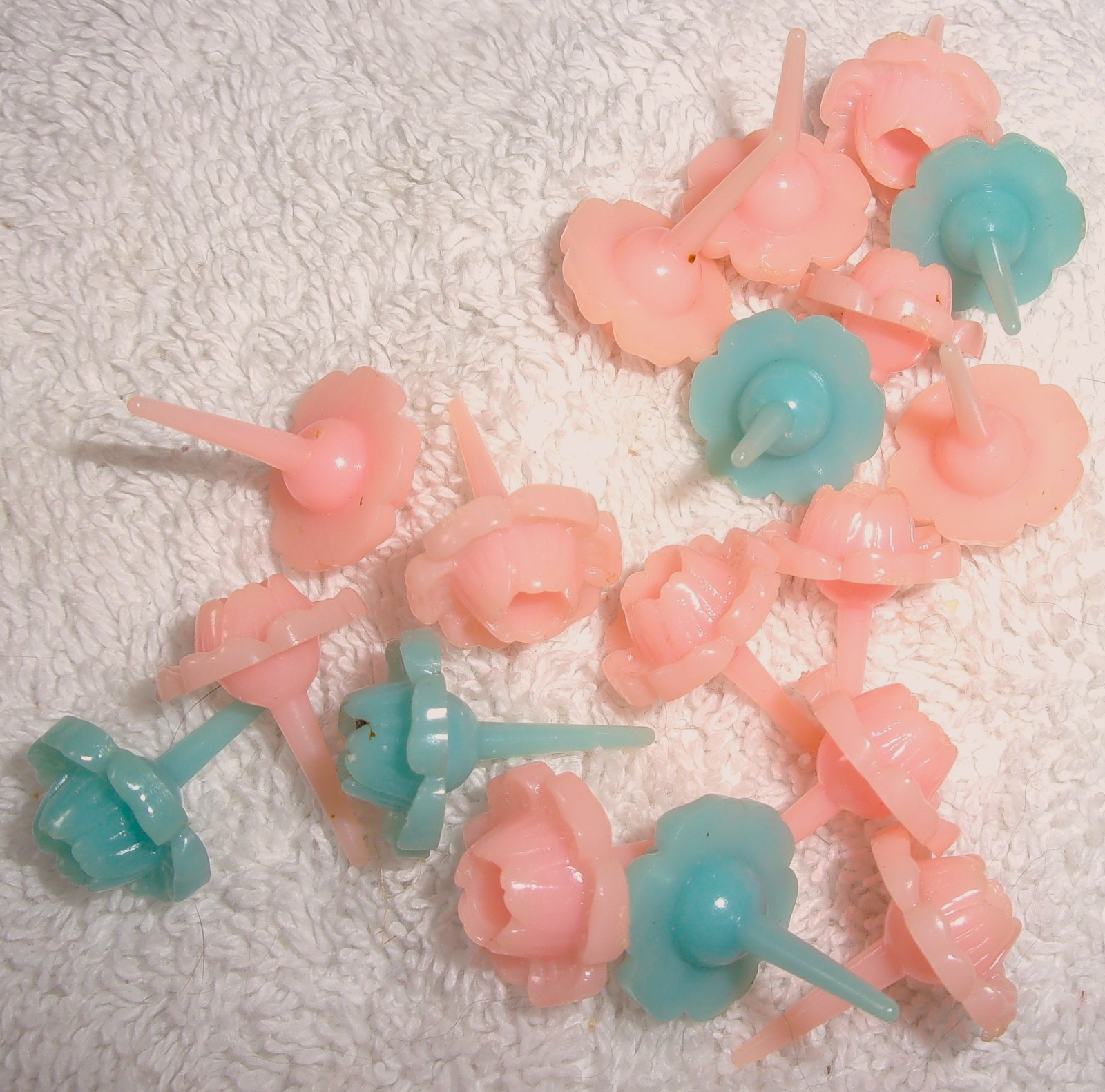Vintage 13 Pink &amp; 5 Blue Plastic Flowers Cake Decorating Candle Holders - $4.99