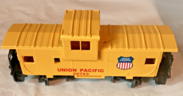 Bachmann HO scale Union Pacific 25743 yellow Caboose Train Car - £3.75 GBP