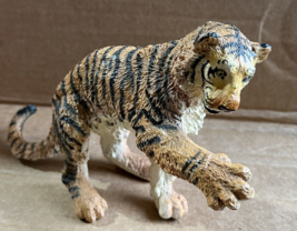 Vintage &amp; Collectible Siberian Tiger wild animal Figurine SAFARI Ltd - £9.74 GBP