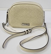 AA) Calvin Klein Takara Crossbody Faux Leather Vinyl Monogram White Shou... - $920.68 MXN