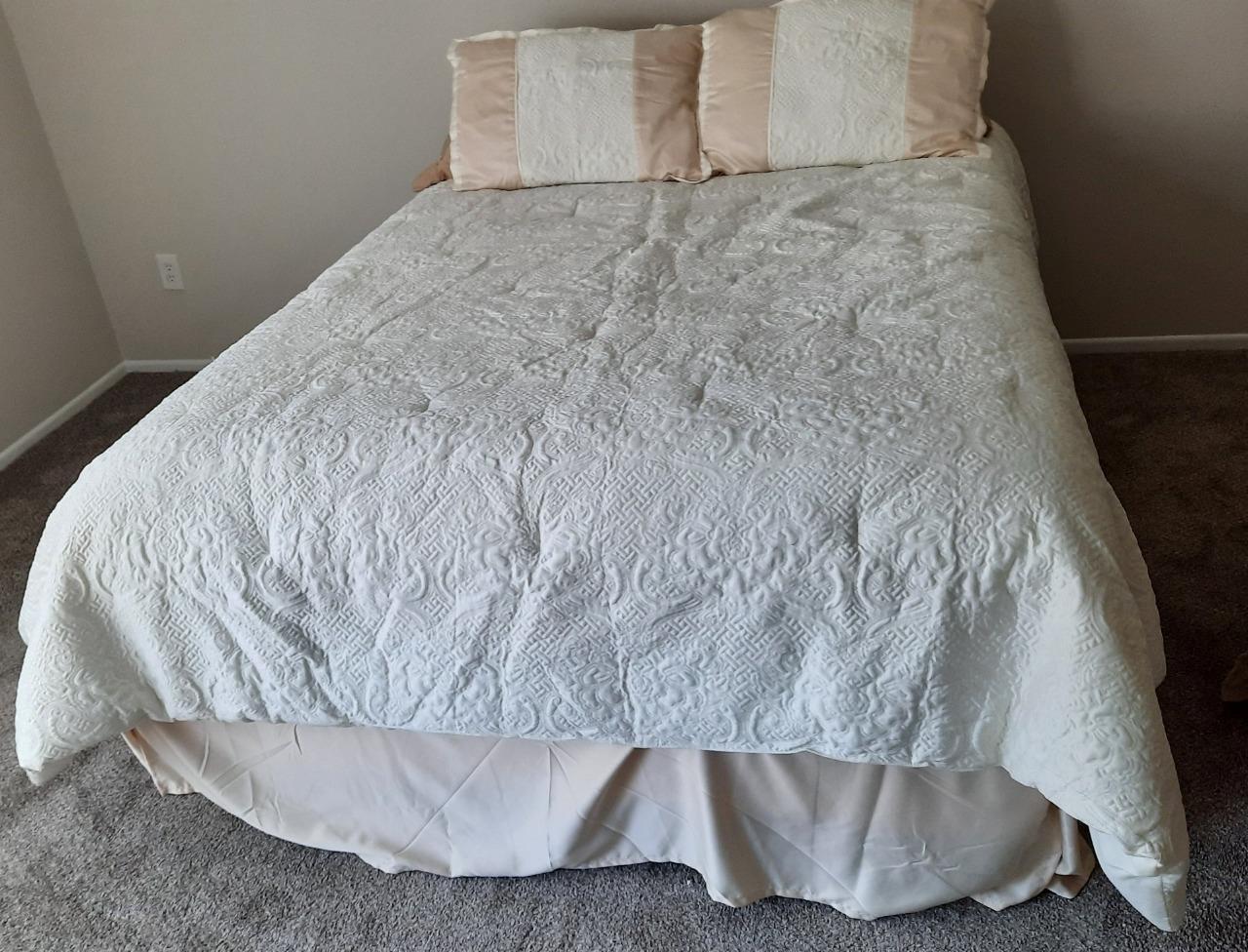 Beautiful Martha Stewart Queen Size Comforter Set – EXCELLENT CONDITION –DISPLAY - $118.79