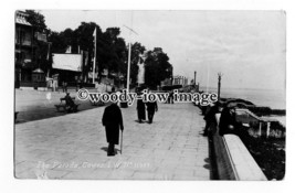 h1363 - Isle of Wight - Cowes - Early View, Walking along the Parade - Postcard - £1.99 GBP