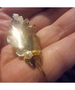Vintage oak leaf faux pearl gold tone brooch - €11,72 EUR