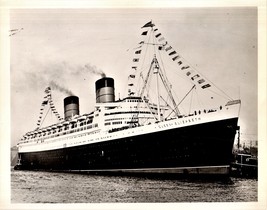 Photograph H. M. S. Queen Elizabeth Cruise Ship Vintage BLACK &amp; WHITE photograph - £2.80 GBP