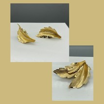 Vintage Leaves Parure, Gold Tone Textured Leaves Brooch and Matching Stud Earrin - £22.16 GBP