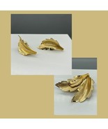 Vintage Leaves Parure, Gold Tone Textured Leaves Brooch and Matching Stu... - $28.06