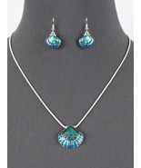 Blue seashell pendant earring set - $320.24 MXN