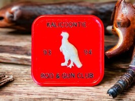 KALICOONTIE Rod &amp; Gun Club Plastic Pheasant  Pin Button Columbia County NY - £8.21 GBP