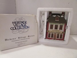 DEPT 56 65005 FEZZIWIG&#39;S WAREHOUSE HERITAGE VILLAGE BUILDING W/CORD  D8 - $241.77 MXN