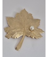 Sarah Coventry Signed Whispering Leaf Gold Tone Faux Pearl Pin Brooch 2&quot;... - $222.30 MXN