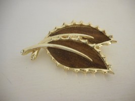 Vintage Sarah Coventry Leaf Goldtone and Wood  like Brooch granny core - $172.35 MXN