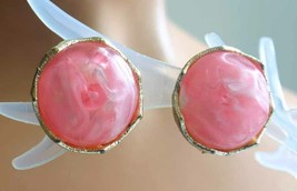 Elegant Pink Swirl Lucite Gold-tone Clip Earrings 1960s vintage 1&quot; - £9.77 GBP