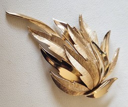 Crown Trifari Brooch Pin Abstract Leaf Design Brushed Shiny Gold Setting 1960s - £19.80 GBP