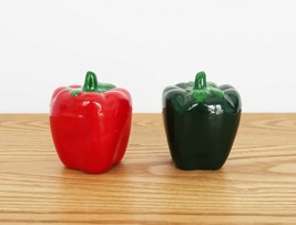 Vtg ceramic red &amp; green peppers salt &amp; pepper shaker set - £11.98 GBP