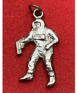 Spaceman Charm Vintage With Gun Astronaut Space 20-1423 - £7.46 GBP