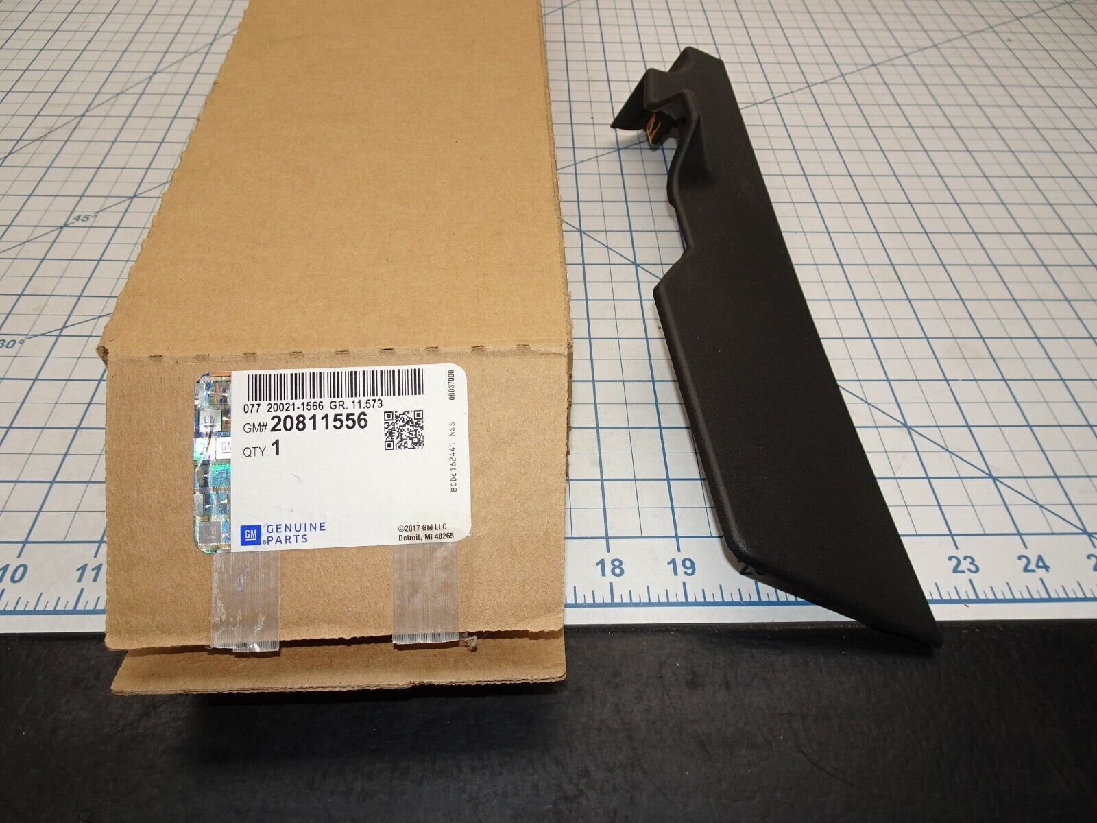 GM 20811556 Seat Track Trim cover Bezel Drivers LH  General Motors - $29.01