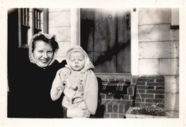VINTAGE PHOTO 1940&#39;s B &amp; W 2 3/4&quot; x 2 1/2&quot; SMILING MOM &amp; BABY IN YARD - $0.99