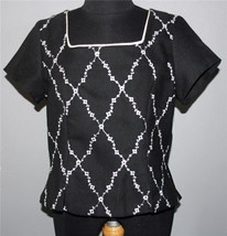 VTG WRAPPER White Embroidered Flowers Textured Black Button Back Top Wm&#39;s M - $24.99