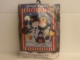 Design Works SNOW FAMILY Snowman Family Wall Hanging New 14" x 17" - $16.82