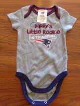 NE PATROITS GRAY ONESISE "Daddy's Little Rookie" NFL Baby Size (0-3mos.)... - $9.41
