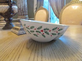 LENOX DIVIDED ANGLED SERVING BOWL AMERICAN BY DESIGN 8.75&quot; HOLLY &amp; BERRY  - $367.35 MXN
