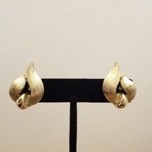 Vintage Star Gold Tone Screw Back Earrings - $164.19 MXN