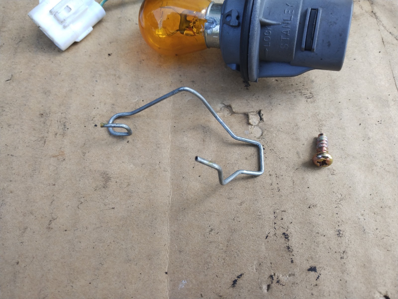 92-00 CIVIC EG EK OEM HeadLight CONNECTOR, Retainer Clip, Turn Signal Socket #2 Item image 3