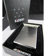 new 2015 zippo lighter BOX PAPERS &amp; NEVER FIRED! - $362.60 MXN